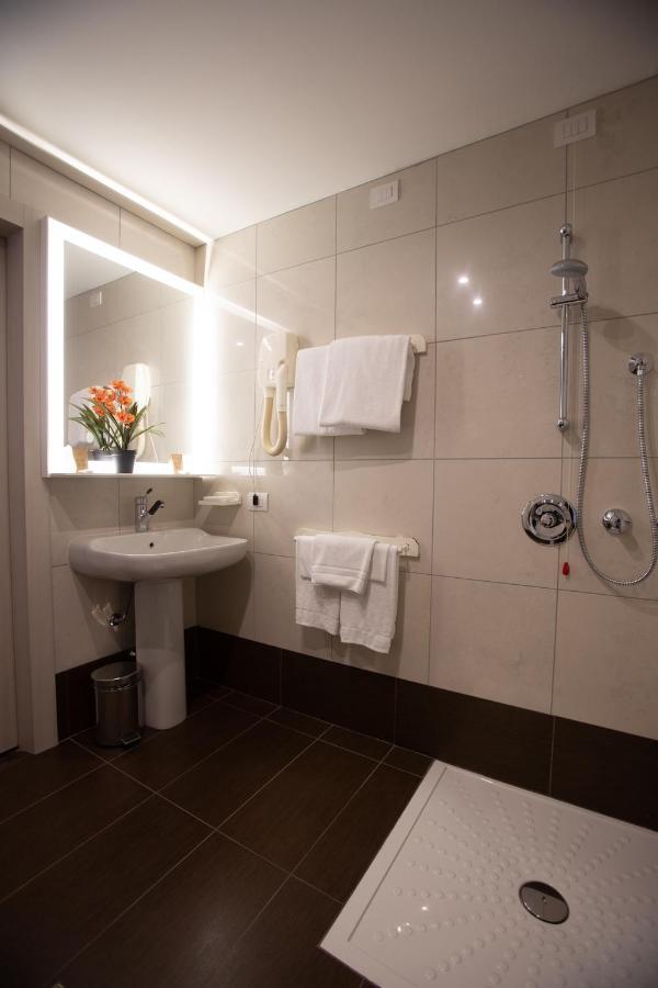 Le Robinie Golf & Resort Solbiate Olona Bagian luar foto
