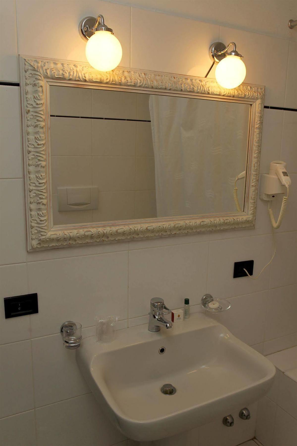 Le Robinie Golf & Resort Solbiate Olona Bagian luar foto